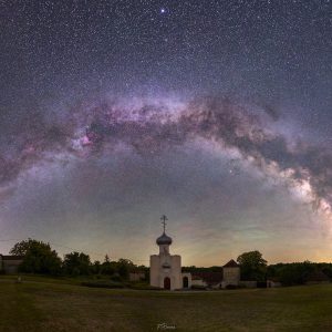 Eglise orthodoxe charentaise parée d&rsquo;airglow sous la voie lactée